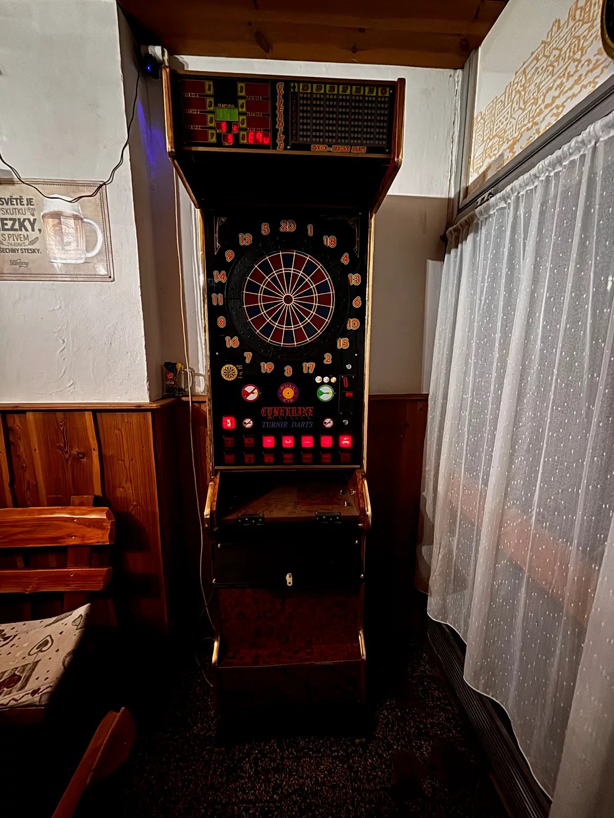 Elektronický šípkový automat v interiéri